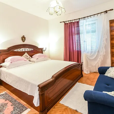 Laura Apartman *