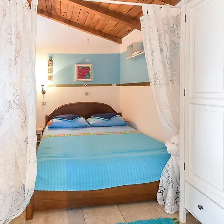 Laura Apartman *