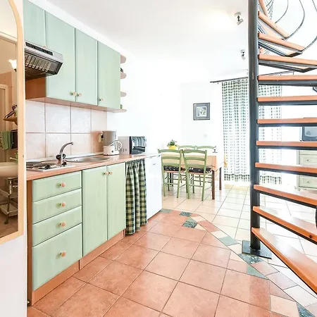 Laura Apartman *